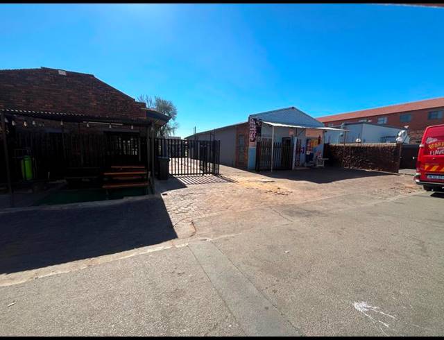 8 BEDROOM HOUSE FOR SALE IN KEMPTON PARK CENTRAL